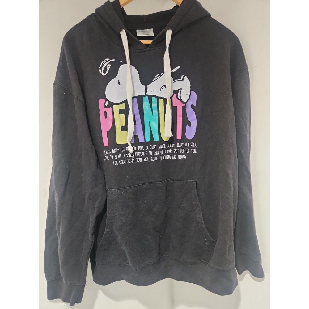 black Peanuts graphic hoodie featuring a vintage-style Snoopy illustration -F53